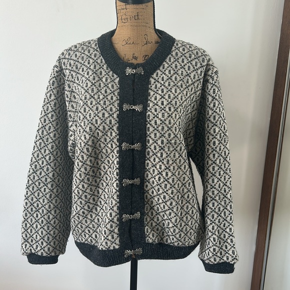 WOOL Vintage LL Bean Wool Norway Knit Cardigan Sweater.Size Medium.